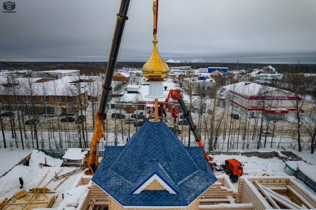 Установка шатра, купола и креста на Казанский храм в посёлке Ярега. Фотофакт