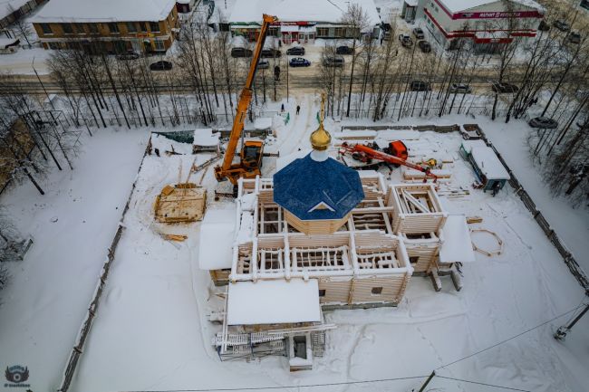 Установка шатра, купола и креста на Казанский храм в посёлке Ярега. Фотофакт